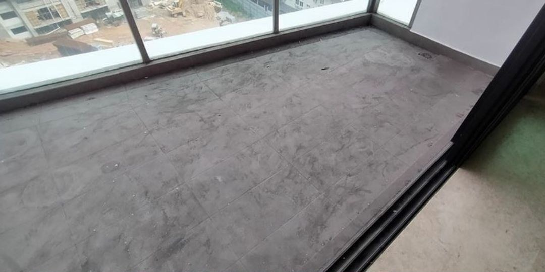 Balcony floor before cleaning