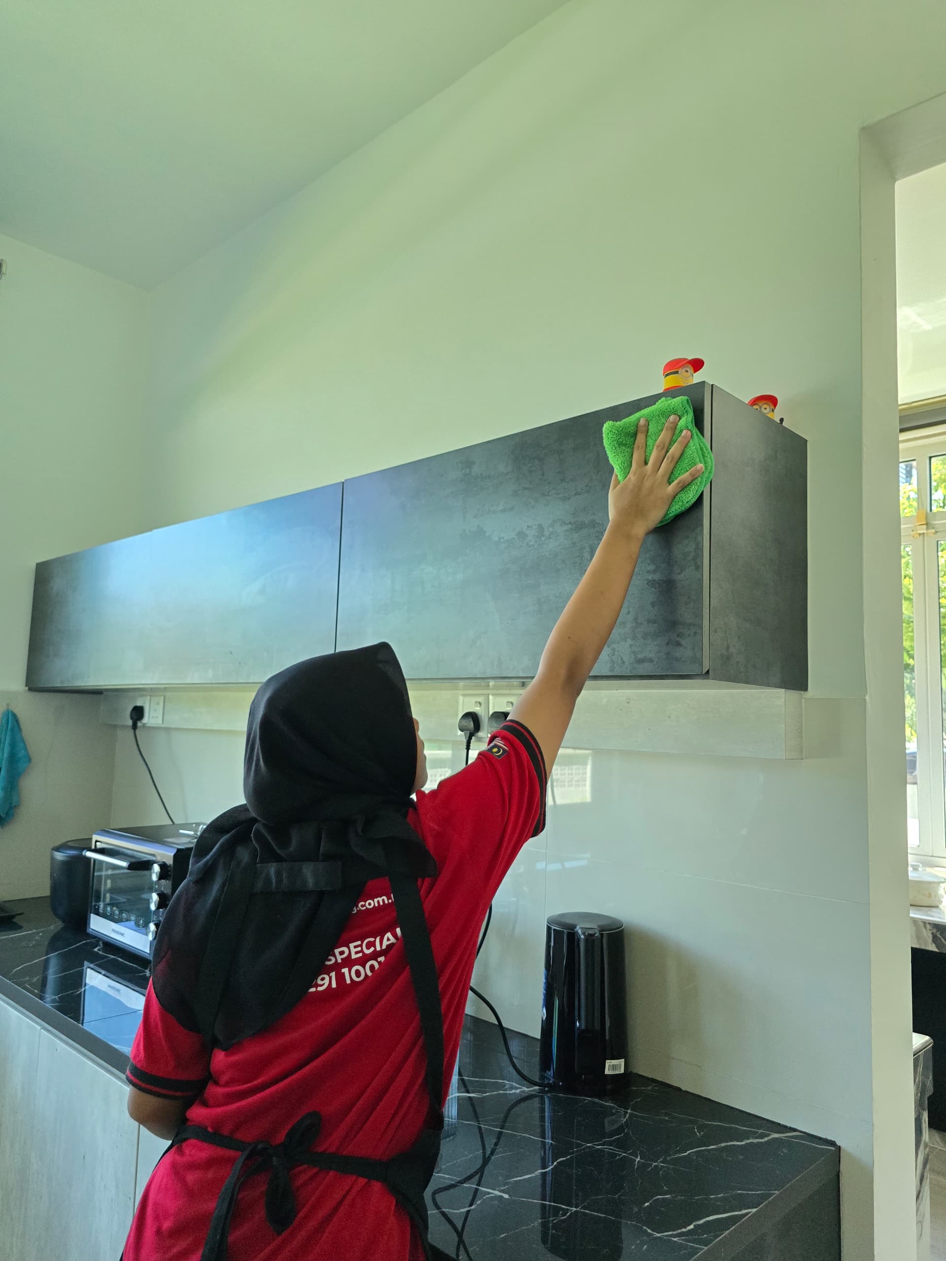 Spring cleaning service - deep kitchen cabinet cleaning
