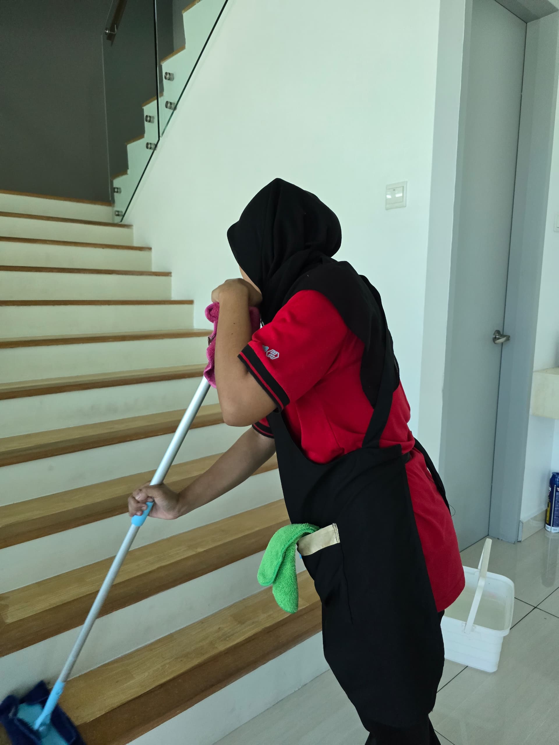 Krew Maint Clean mengemop tangga bangunan komersial